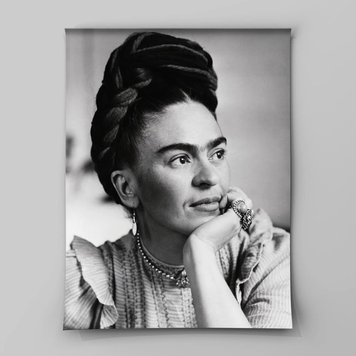 1x serene Frida Kahlo foto door Nickolas Muray zwart wit