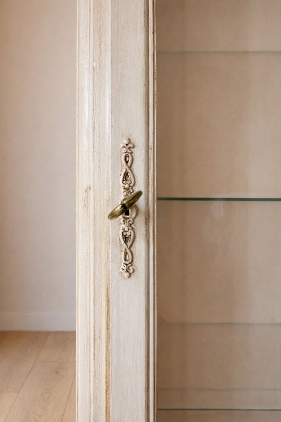 Image 1 of Franse brocante vitrinekast met glas