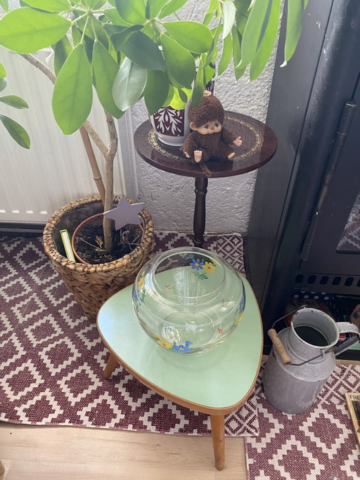 Vaso sferico con fiori sparsi, stile vintage retrò, dipinto a mano.