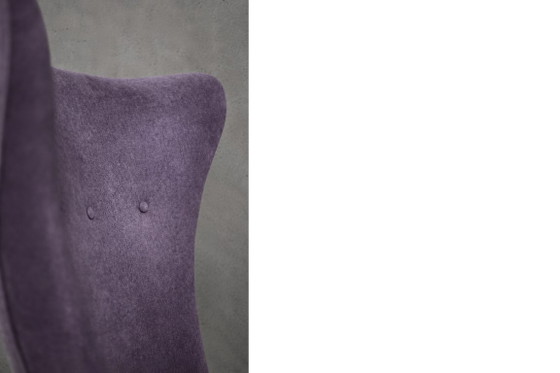 Image 1 of Vintage Scandinavisch-moderne fauteuil met hoge rugleuning, eikenhout en paarse stof, jaren 1950.