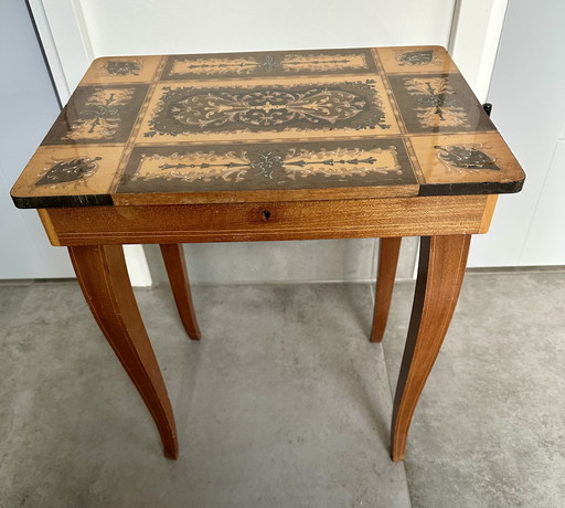 Vintage Italiaans tafeltje met inlegwerk en muziekdoos