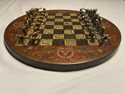 vieux échiquier en métal