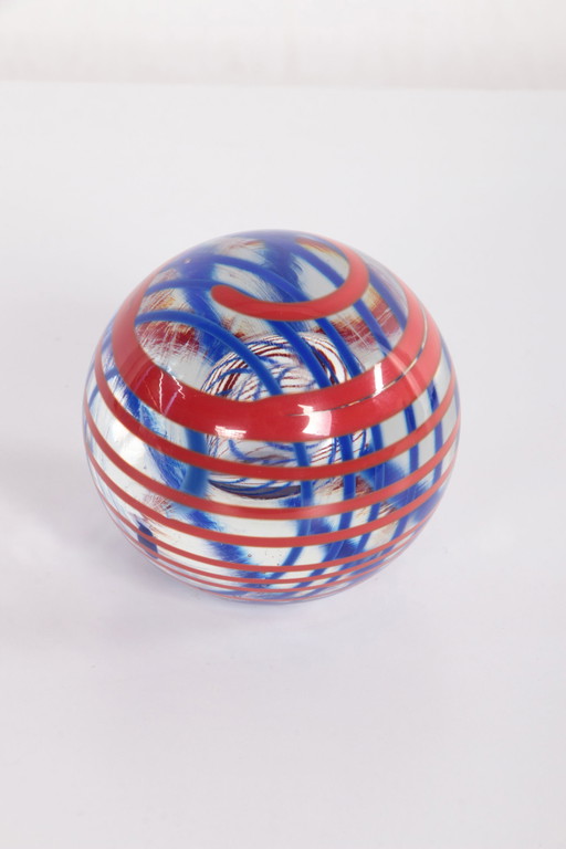 Ronde bal van glas paperweight getekend met o horn,1960