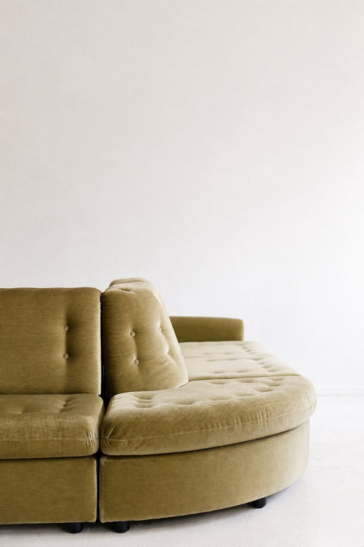 Sofá modular de terciopelo verde oliva.