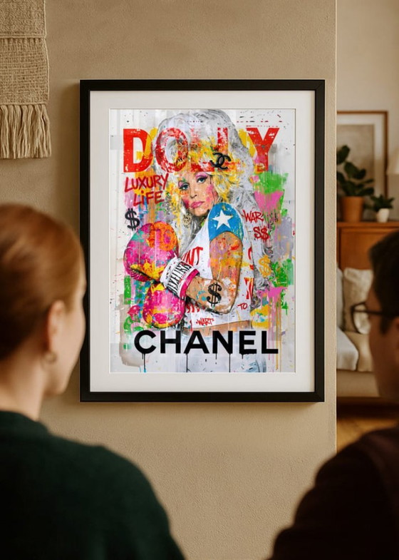 Pop Art Print mit Dolly Parton und Chanel, Kunstdrucke, Leinwand, Holz, Mehrfarbig (Foto 4 von 5)
