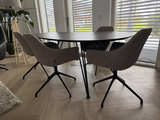 Image 1 of Bewölkter Esstisch