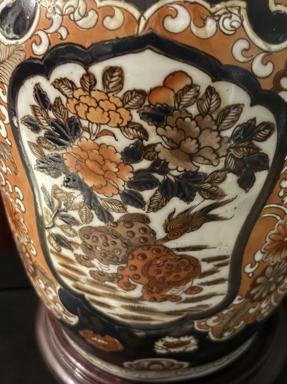 Grote Japanse Imari pronkvaas – 38 cm (40 cm met standaard) – verguld werk, feniks & pioenrozen – Vazen (photo 6 of 11)
