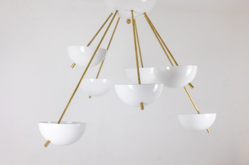 Stilnovo. Lámpara de araña de latón dorado y metal lacado en blanco. Contemporánea.