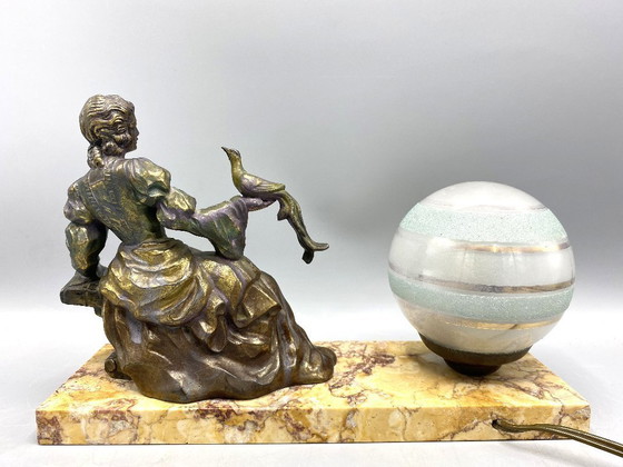 Image 1 of Art Deco Tafellamp met metale brons-look Dame & Vogel – Marmeren Voet – Vintage Beeldlamp uit ca. 1930 – Unieke Decoratieve Scul