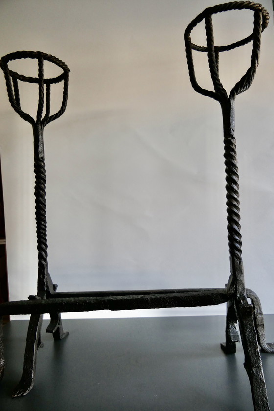 Image 1 of Paire de grands fers à repasser ou boules à feu en fer forgé (Andier)