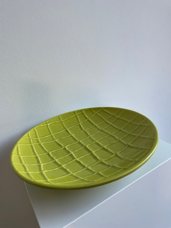 Image 1 of Limegroene keramieken vaas en schaal met reliëfpatroon