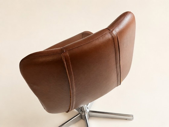 Image 1 of Een paar draaibare fauteuils uit de jaren 60/70 in bruin kunstleer en verchroomd metaal, vintage stoelen in de stijl van het mid