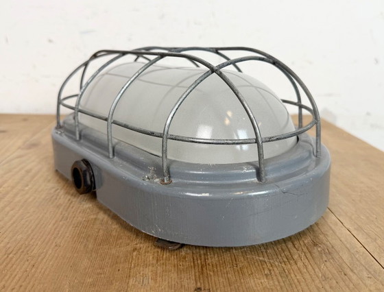 Image 1 of Industrielle graue Wandleuchte mit Milchglas von Elektrosvit, 1970er