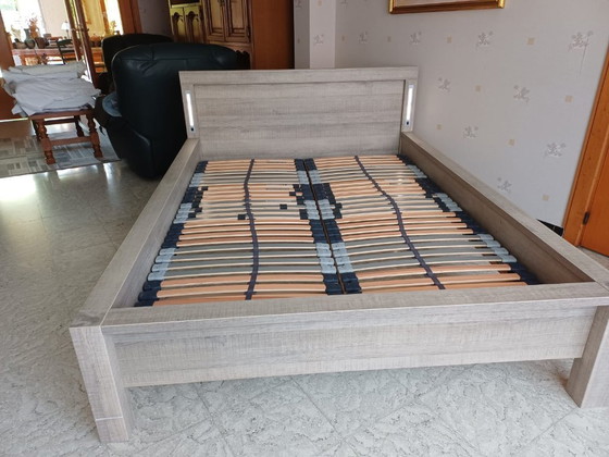 Image 1 of Cama moderna con iluminación y base de láminas.