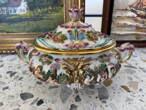 Terrina con coperchio in maiolica vintage GB R Capodimonte, Italia – decoratieve objecten, Porcelain
