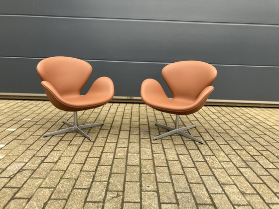 Image 1 of 3 sillas Swan de Fritz Hansen, de cuero color coñac, ¡en perfecto estado!