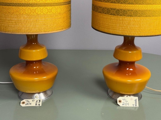 Lámpara de mesa belga Mid-Century De Rupel de cristal opalino amarillo ocre con pantalla textil vintage. Bélgica, 1960s–70s. Ref