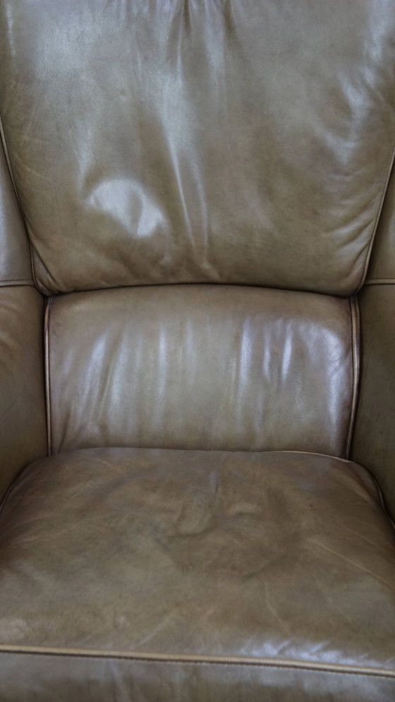 Image 1 of Poltrona in pelle di mucca verde oliva rifinita con chiodi decorativi