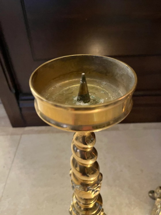 Image 1 of Set di 2 grandi candelieri da chiesa in ottone pesante con teste d'angelo - 51 cm