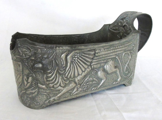 Image 1 of Porte-bouteille vintage français Art Nouveau en étain, motif griffon, berceau de bouteille gothique en relief, centre de table d
