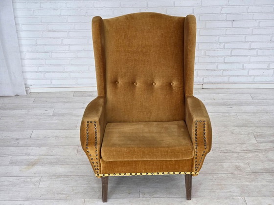 Image 1 of Deense fauteuil met hoge rugleuning uit de jaren 70, bekleed met meubelvelours en voorzien van eikenhouten poten.