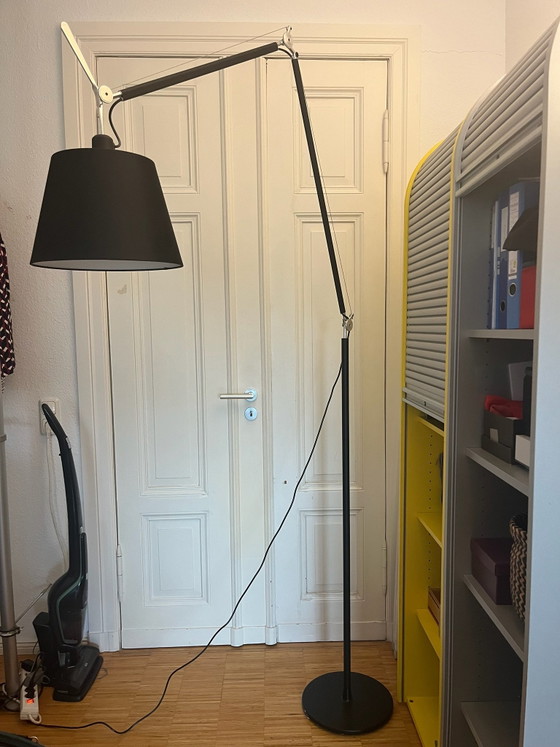 Floor light Tolomeo Mega with parchment shade and aluminum base in black, Artemide, Textile, Aluminium (photo 4 of 5)