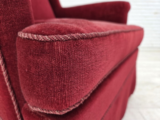 Image 1 of Chaise danoise à dossier haut des années 1970, velours rouge cerise, pieds en frêne