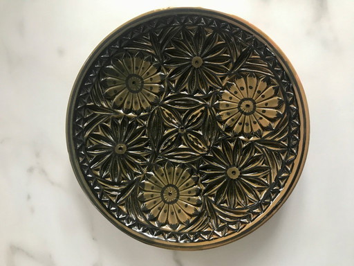 Small chiselled ceramic plate
