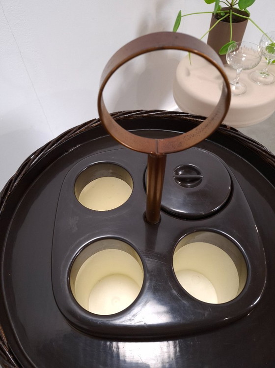Image 1 of Bar portátil, vinoteca con ratán y plástico.
