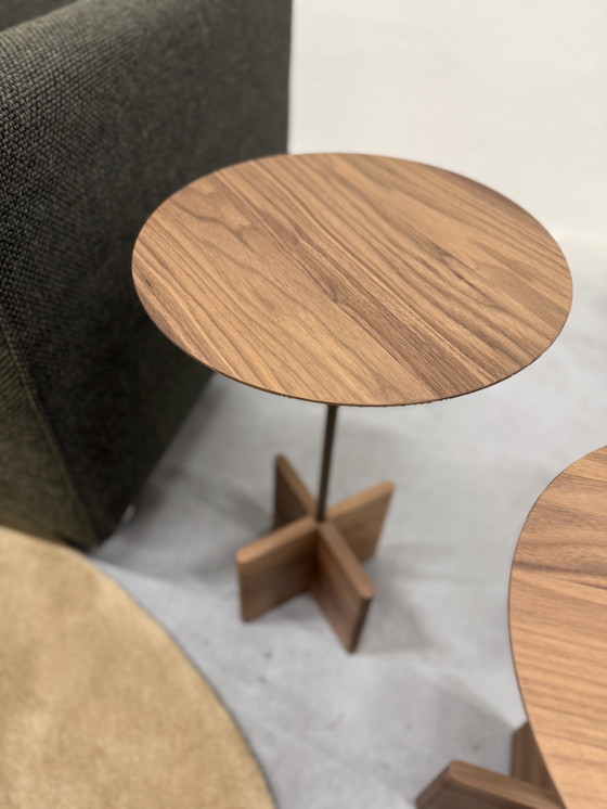 Image 1 of 2 mesas auxiliares Beek Cross de madera de nogal D35