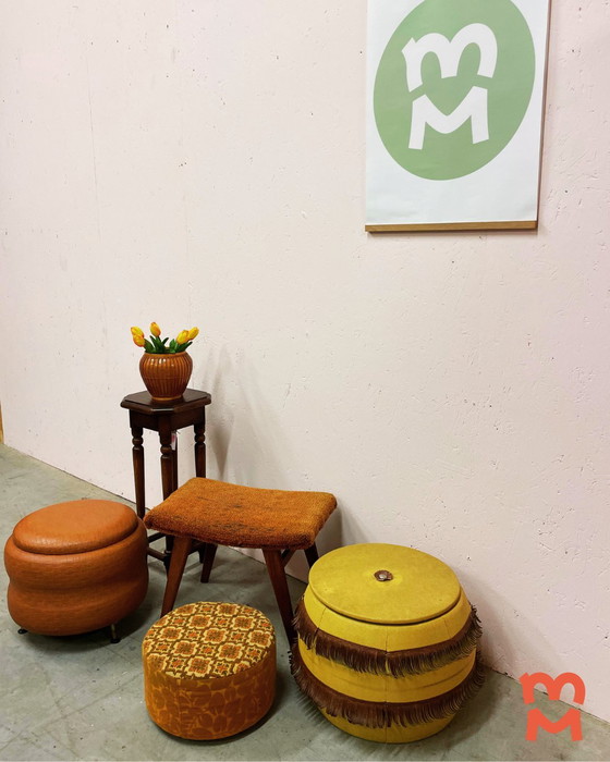 Image 1 of Leuke Vintage Okergele Naaipoef/Bijzettafel