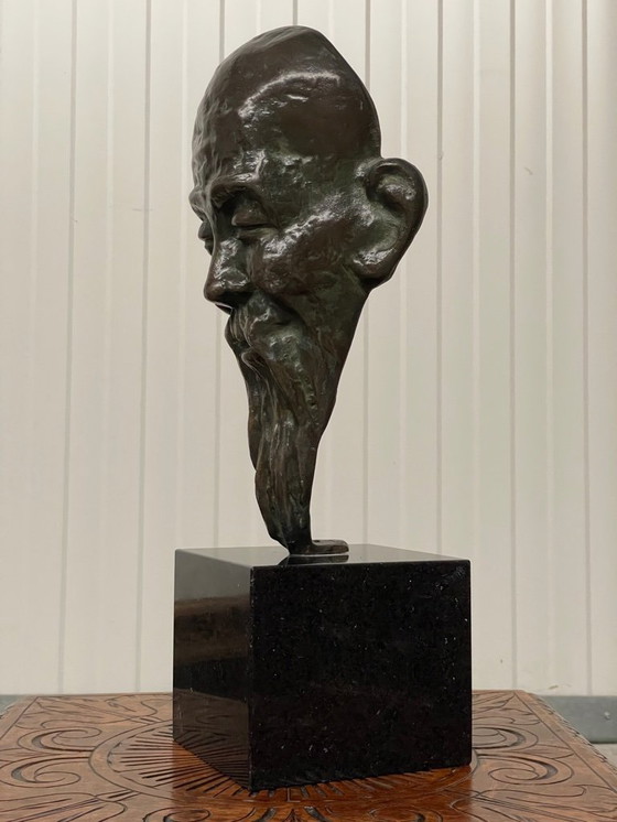 Image 1 of Une sculpture en bronze exceptionnelle représentant un homme asiatique