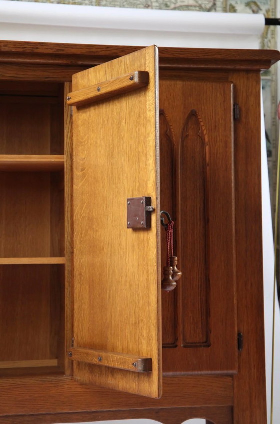 Meuble en chêne d'inspiration gothique belge, années 1960 – Buffets, Wood (photo 7 of 13)