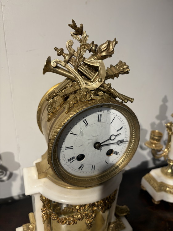 Set di orologio francese con pendolo in vetro e 2 candelabri. – Glass, Marble (photo 3 of 8)