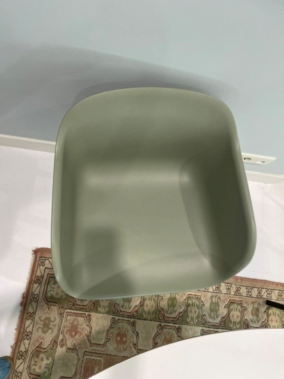 Sedia Muuto, Fiber Armchair Wood Base in Dusty Green – Poltrone (photo 4 of 5)