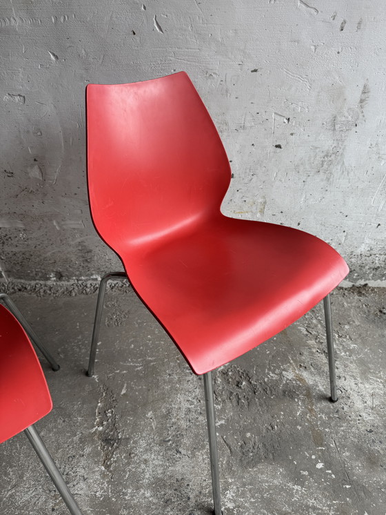 Image 1 of Paire de chaises "Maui" rouges Chaises par Vico Magistretti pour Kartell - Italian Design