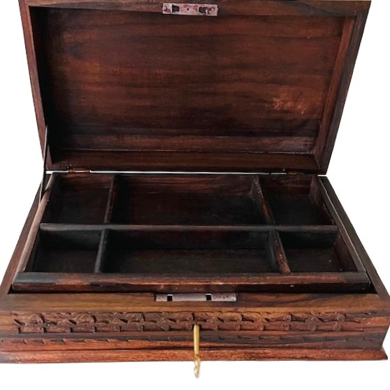 Image 1 of Grande portagioielli indiano vintage intagliato a mano in legno con serratura, anni '70