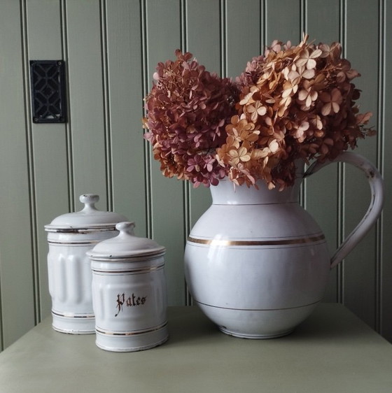 Image 1 of Großer, bauchiger Krug aus weiß emailliertem Metall mit Goldrand