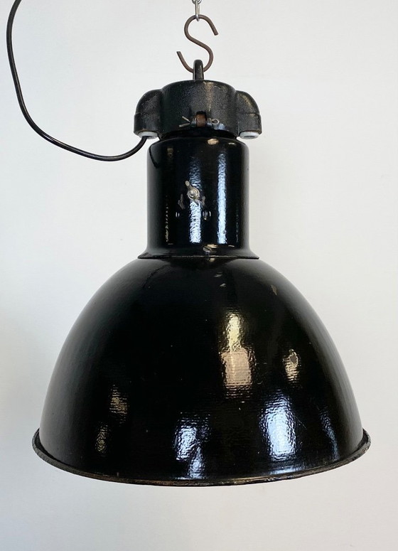 Image 1 of Suspension Bauhaus en émail noir industriel, années 1930