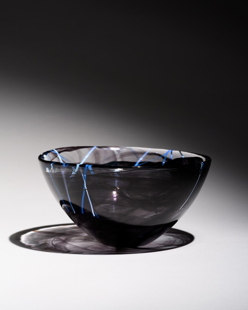 Kosta Boda Anna Ehrner "Contrast" Ciotola firmata in vetro soffiato a mano, Svezia, diam. 23 cm