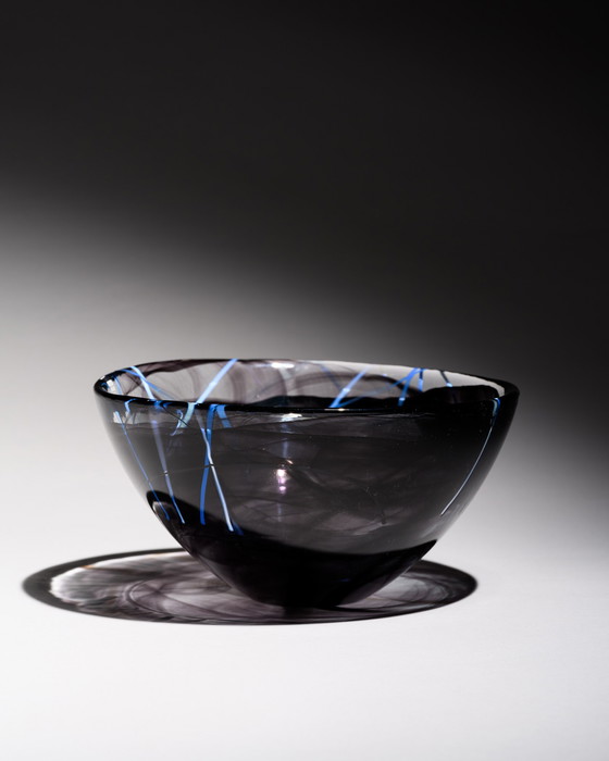 Image 1 of Kosta Boda Anna Ehrner "Contrast" Ciotola firmata in vetro soffiato a mano, Svezia, diam. 23 cm