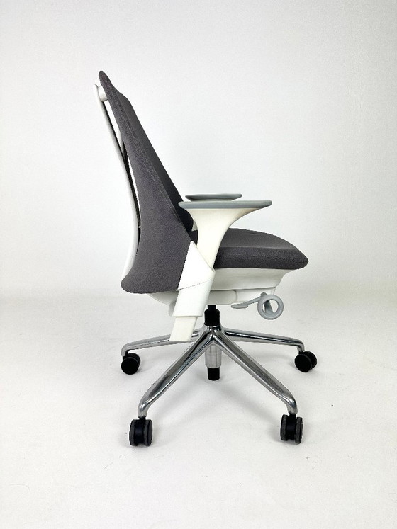 Image 1 of Heman Miller Sayl-Lehrstuhl