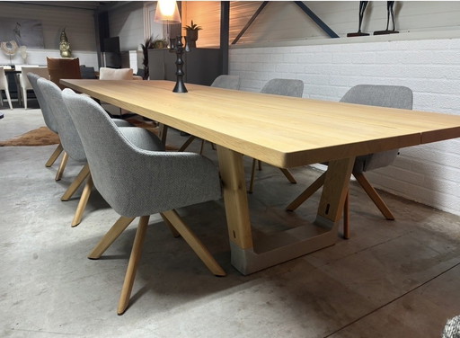 Arco Base table 100x280cm in natural oak with concrete base