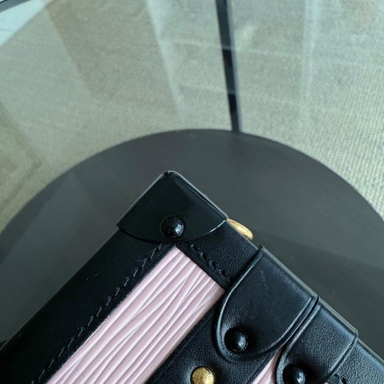 Image 1 of LOUIS VUITTON PETITE MALLE - SAC BANDOULIÈRE EPI ROSE CLAIR AVEC FERMOIRS DORÉS