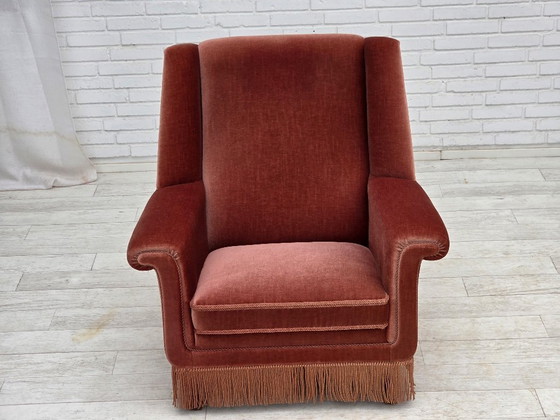 Image 1 of Poltrona danese con schienale alto, anni '70, rivestimento in velluto rosa salmone, legno di faggio.
