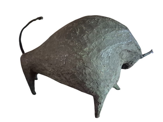 Scultura di Toro in Resina di Pietra Color Bronzo di Islay Grimes, Sculture, Verde, Abstract (foto 6 di 15)