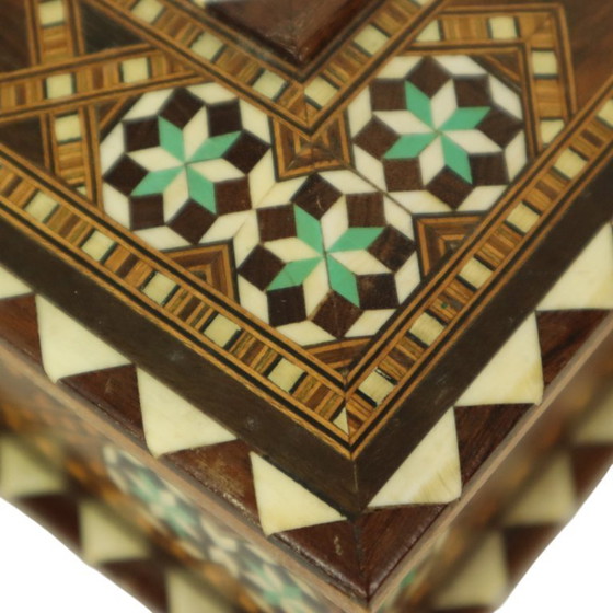 Image 1 of Caja de joyería con incrustaciones de marquetería