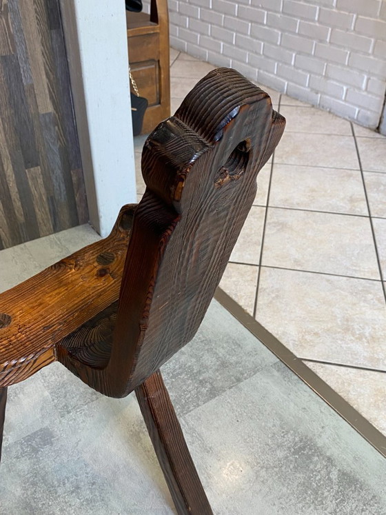 Image 1 of antieke brutalistische driepootstoel n2 gesneden massief hout