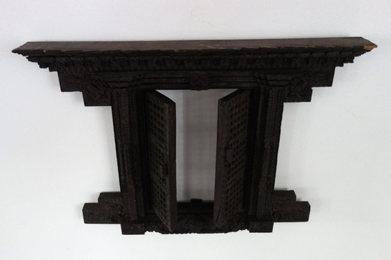 Image 1 of Antiek Newari-raam van gesneden hout, in Nepalese stijl.