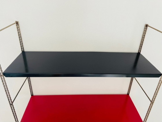 Image 1 of Estantería de pared ajustable de latón y metal, estilo moderno de mediados de siglo, década de 1960.